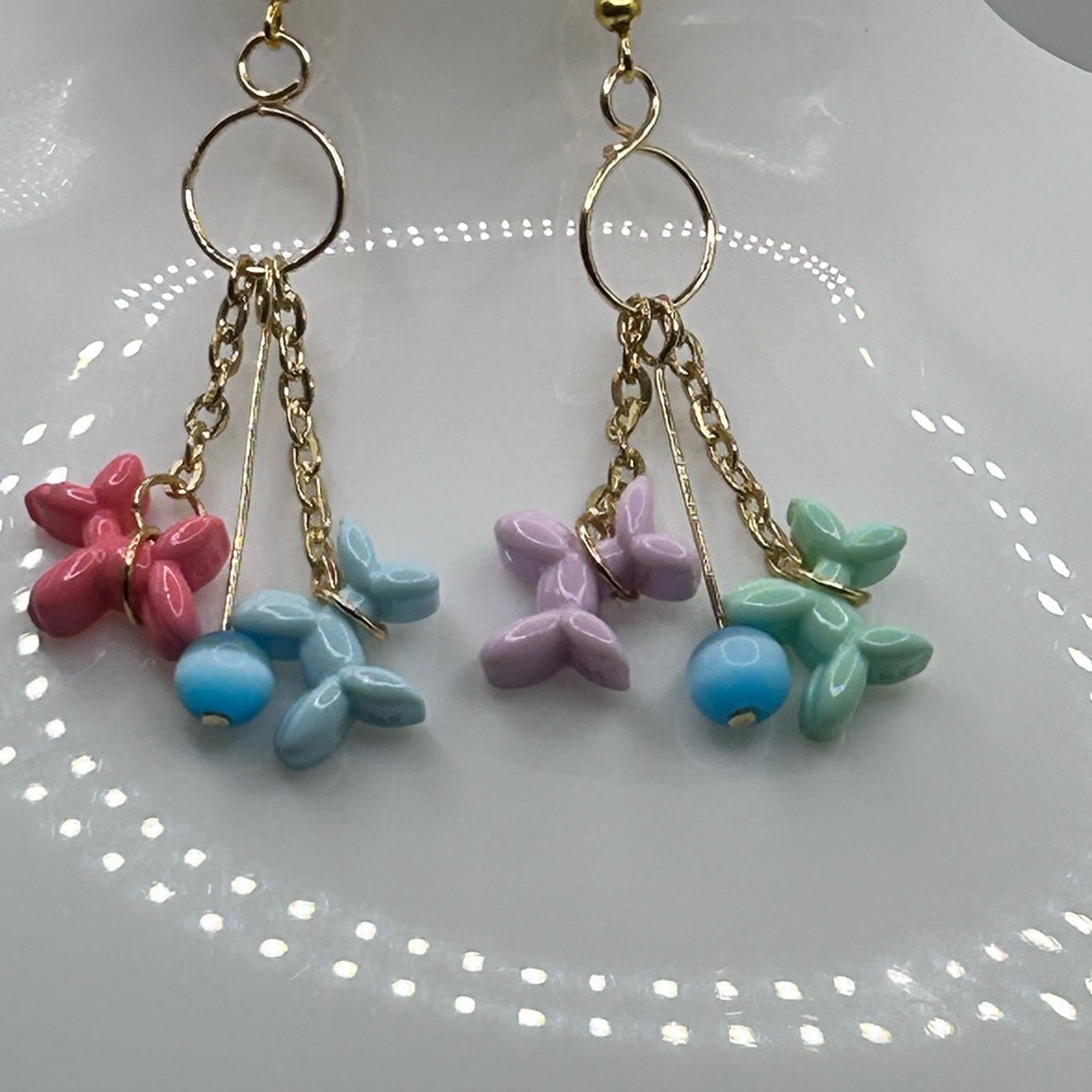 A great statement piece. Dog ballon earrings.